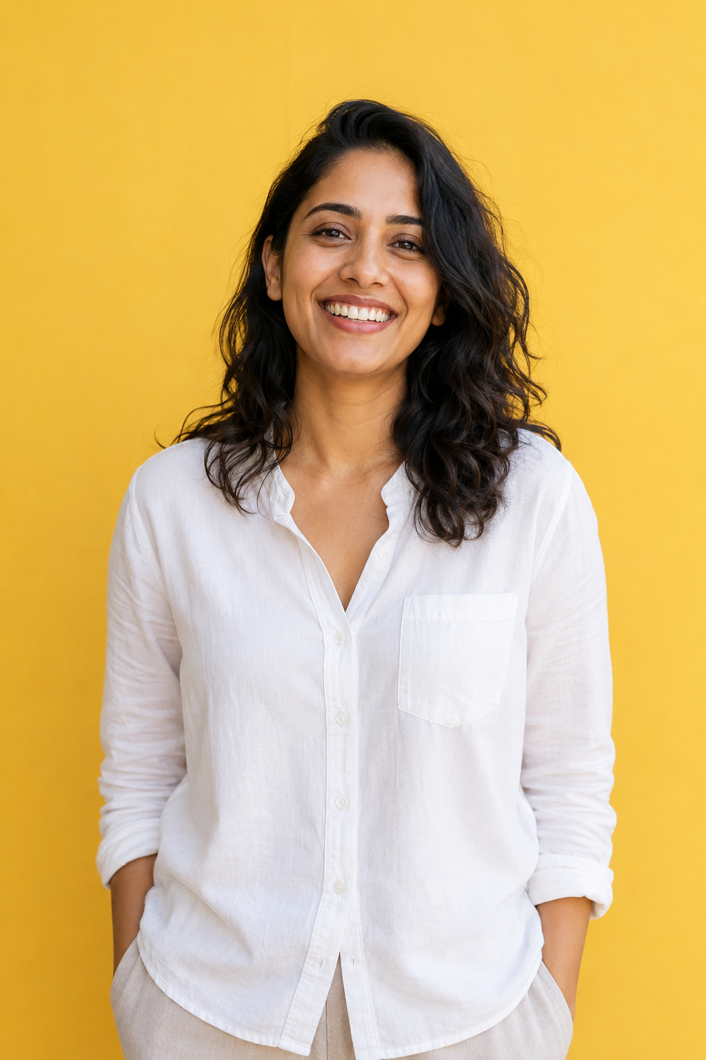 Mujer sonriendo con naturalidad